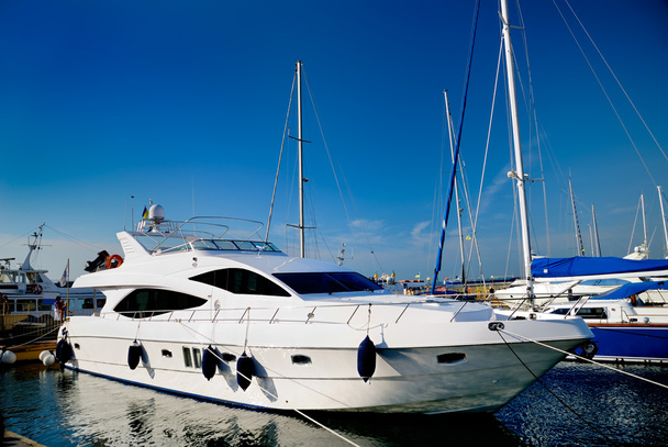 Yacht bianco è ormeggiato in porto
 - Foto, immagini