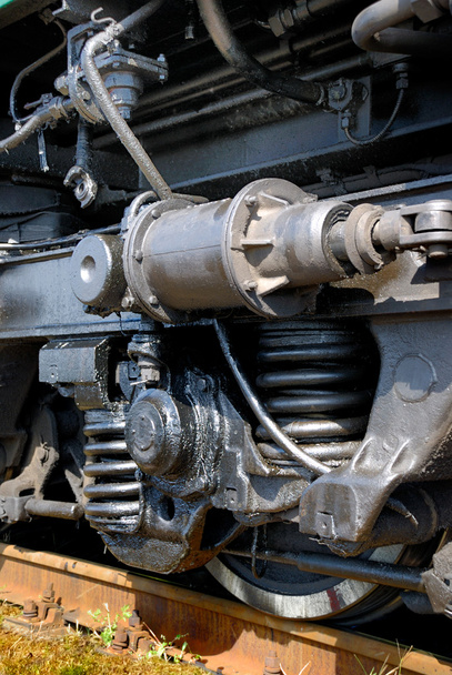 Roda do velho trator diesel ferroviário
 - Foto, Imagem
