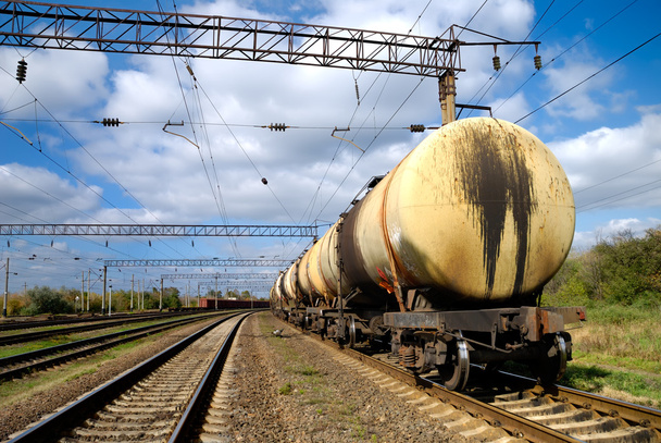 El tren transporta tanques con aceite
 - Foto, imagen