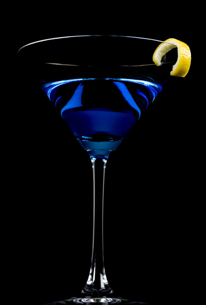 Martini blu isolato su nero
 - Foto, immagini