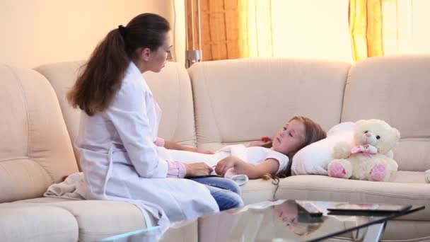 doctor examines a child - Materiał filmowy, wideo