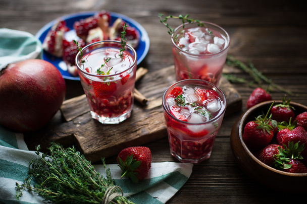 Summer cocktail with pomegranate - Foto, afbeelding