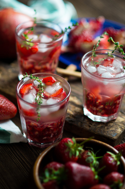 Summer cocktail with pomegranate - Foto, Bild