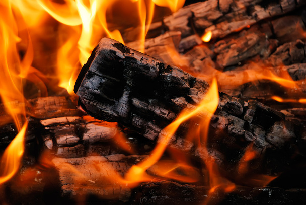 Primer plano de las maderas de fuego en llamas
 - Foto, Imagen
