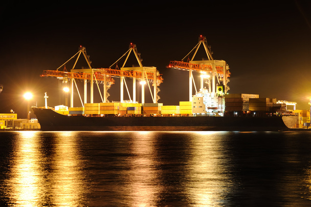Navire porte-conteneurs de fret la nuit
 - Photo, image