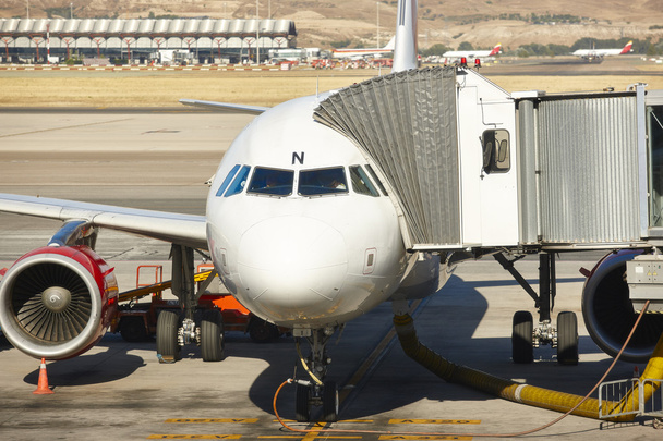 Airport szabadtéri a repülőgép és az ujjak. Utazás, turizmus-backgro - Fotó, kép