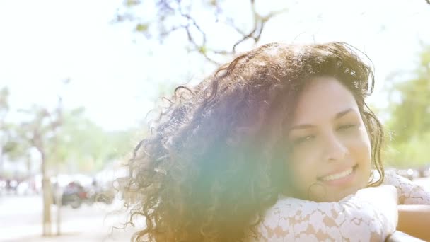 Portrait romantique de jeune femme heureuse avec de beaux cheveux bouclés en été, au ralenti
 - Séquence, vidéo
