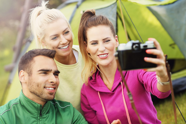 Amigos acampando y tomando selfie
 - Foto, imagen