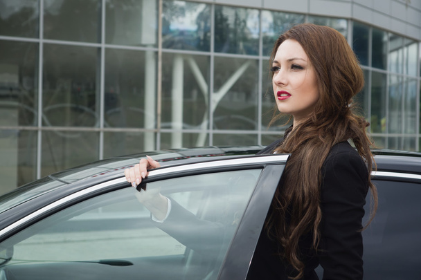 Business woman standing in the street background car - Fotoğraf, Görsel