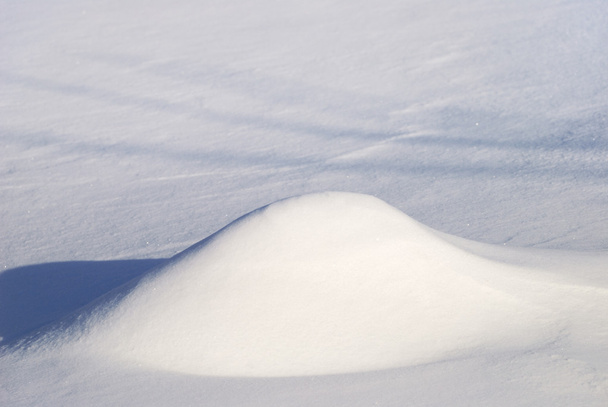 χειμώνα υπόβαθρο από φωτεινή χιονιού και μια χιονοστιβάδα - Φωτογραφία, εικόνα
