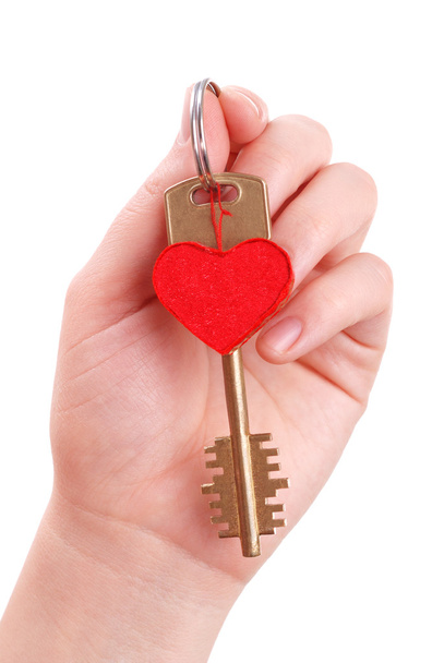 Женская рука держит ключ к сердцу
 - Фото, изображение