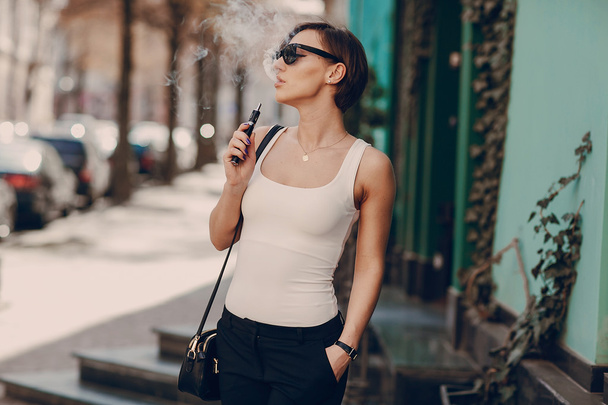 girl with the electronic cigarette - Fotoğraf, Görsel