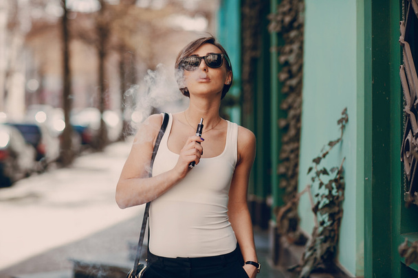 Mädchen mit der elektronischen Zigarette - Foto, Bild