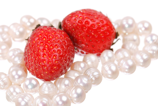 分離した新鮮なイチゴ、真珠のネックレス - 写真・画像