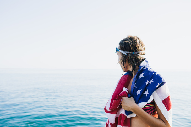 Zadní pohled na mokré vlasy ženy v americké vlajky - Fotografie, Obrázek