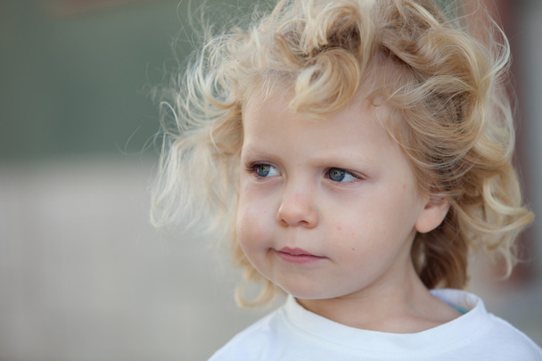 Menino bonito de três anos de idade com cabelo loiro longo
   - Foto, Imagem
