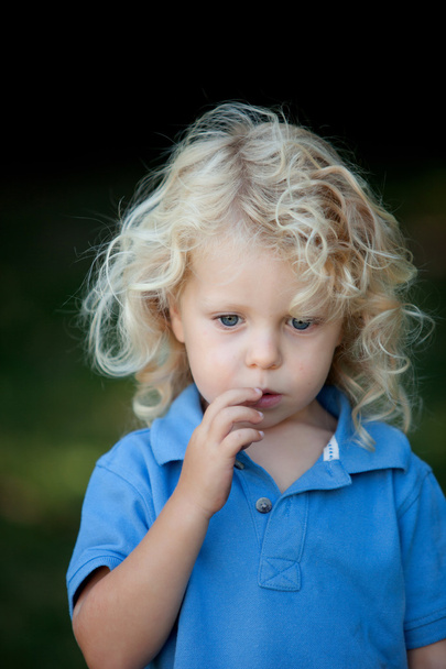 Niño pensativo de tres años con el pelo largo y rubio
   - Foto, Imagen