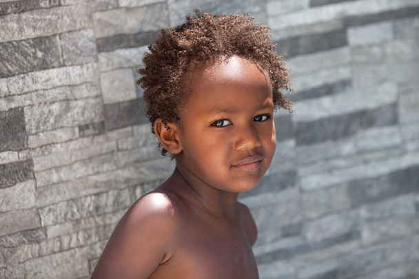 Afrikaanse klein kind drie jaar buiten - Foto, afbeelding