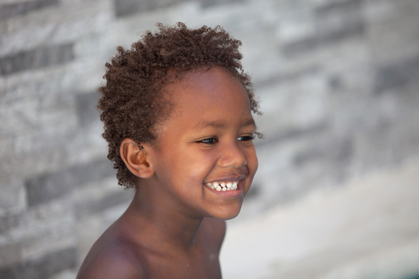 Αφρικανική παιδάκι τριών ετών εκτός - Φωτογραφία, εικόνα