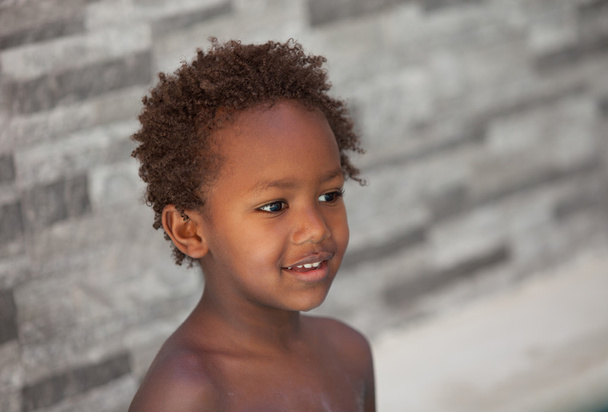 Afrikaanse klein kind drie jaar buiten - Foto, afbeelding
