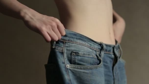 menina magro em jeans grandes de grandes dimensões
 - Filmagem, Vídeo