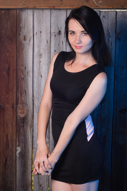 Hermosa chica en vestido de noche, el modelo posa contra una pared de madera
, - Foto, Imagen