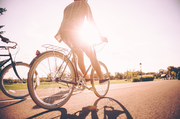 Bisiklete binen genç adam  - Fotoğraf, Görsel