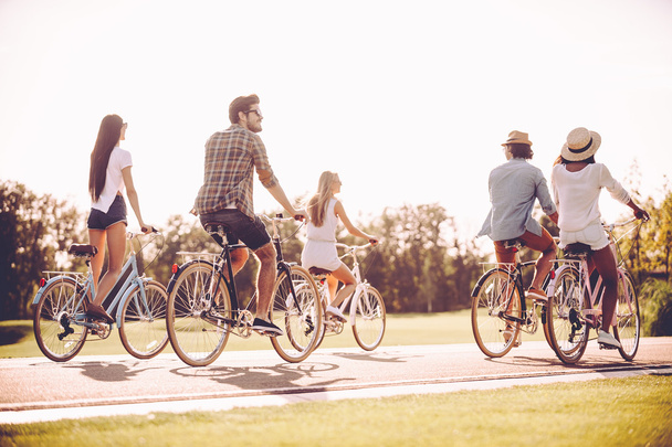 İnsanlar binicilik bisiklet  - Fotoğraf, Görsel