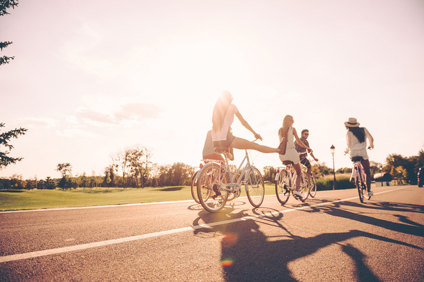 young people riding bicycles - Φωτογραφία, εικόνα