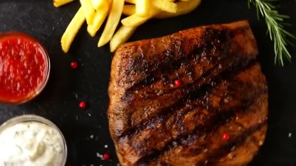 Marha steak sült krumplival és a mártással - Felvétel, videó