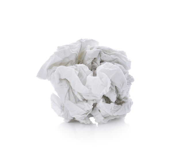 verfrommeld papieren zakdoekje op witte achtergrond - Foto, afbeelding