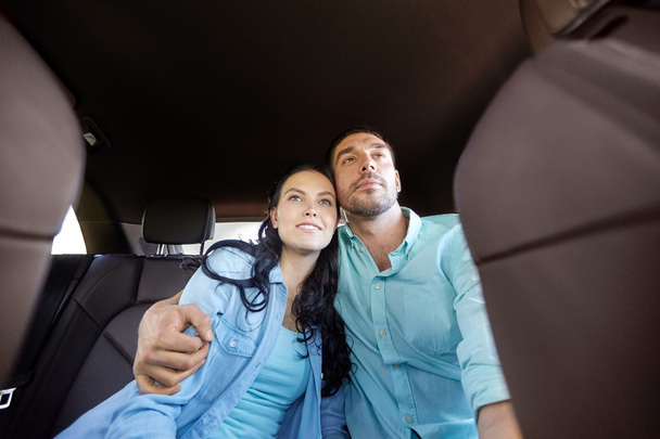 mutlu bir adam ve kadın arabada sarılma - Fotoğraf, Görsel