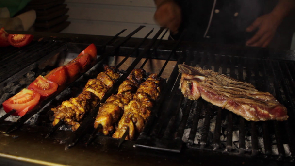 Barbecue grliling shish kebab - Footage, Video