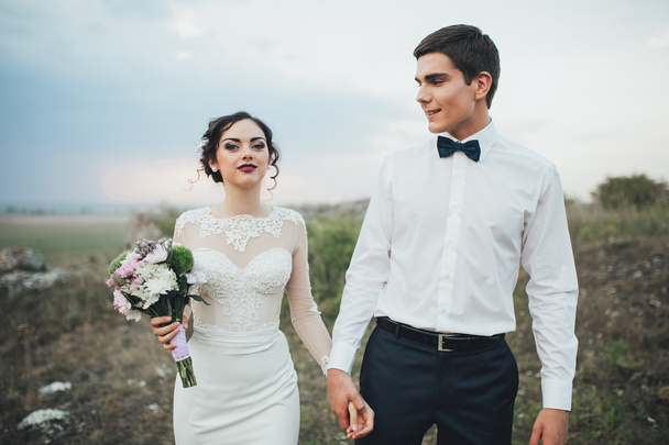 Красива пара на весільній прогулянці
 - Фото, зображення