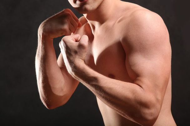 torso masculino desnudo y músculo sobre fondo negro
 - Foto, imagen
