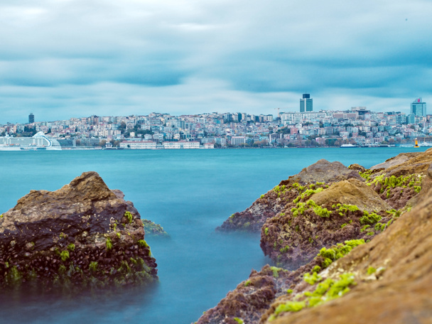 Prachtig uitzicht op Istanbul met lange belichtingstijd shot op Bosporus - Istanbul. - Foto, afbeelding