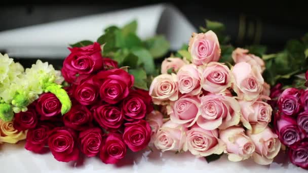 Női kezek kerülnek egy csokor vörös rózsa a kirakat:. - Felvétel, videó