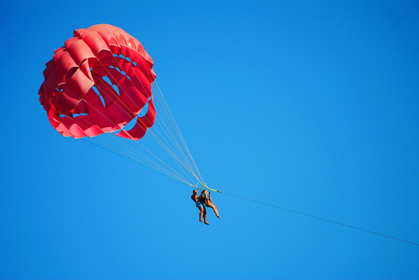 Летит высоко на парашюте
 - Фото, изображение