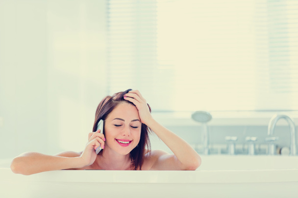 jovem mulher no banho com telefone
 - Foto, Imagem