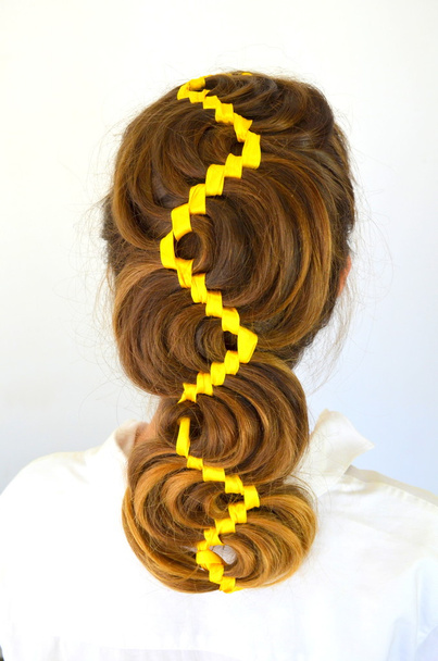 ハリウッドの波、黄色いリボンで髪織り - 写真・画像