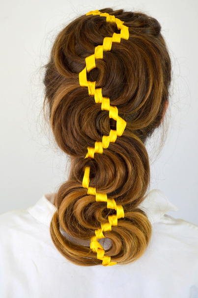 Onda hollywoodiana, tessitura capelli con nastro giallo
 - Foto, immagini