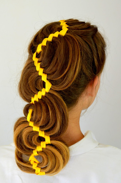 Onda de Hollywood, tecelagem de cabelo com fita amarela
 - Foto, Imagem