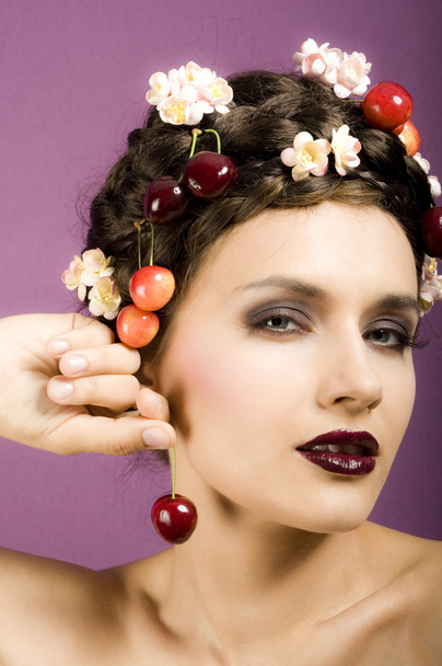 Mulher retrato de beleza com cerejas no cabelo
 - Foto, Imagem