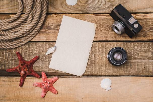 Fundo de férias com papel, corda e uma câmera
 - Foto, Imagem