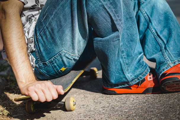 Garçon assis sur un skateboard
 - Photo, image
