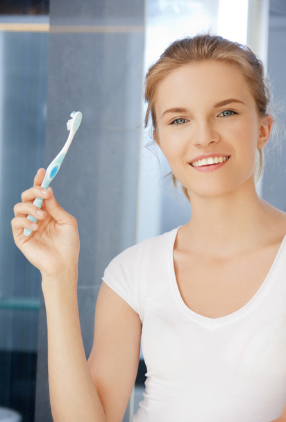 Smiling teenage girl with toothbrush - Valokuva, kuva