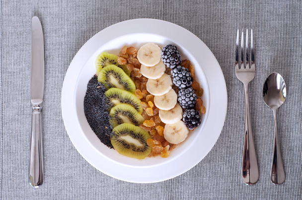 Kiwi banana dewberry raisin avena smoothie bowl
  - Foto, imagen