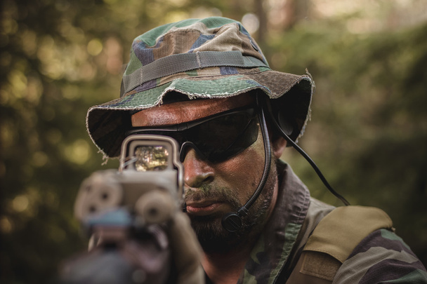 Kommando zielt mit Gewehr - Foto, Bild