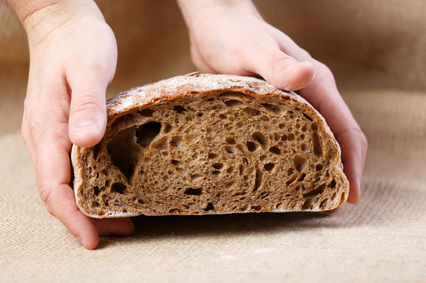 Erkek ellerini tutar dilim ekmek - Fotoğraf, Görsel