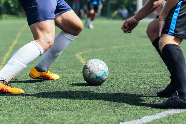 Futsal / fotbal / fotbal. Hráč udeří míč na umělý trávník - Fotografie, Obrázek